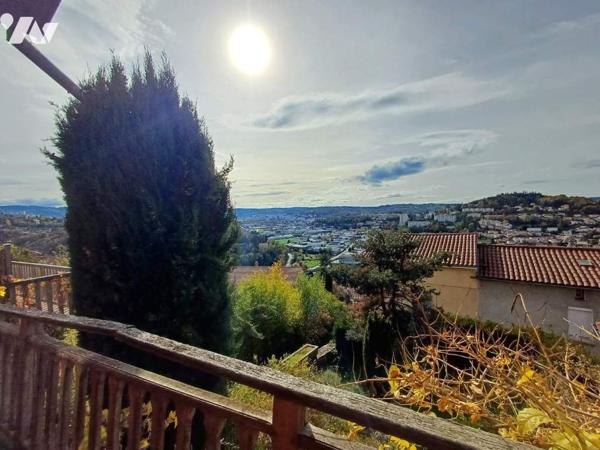 Maison de ville ANCIENNE avec garage et jardin