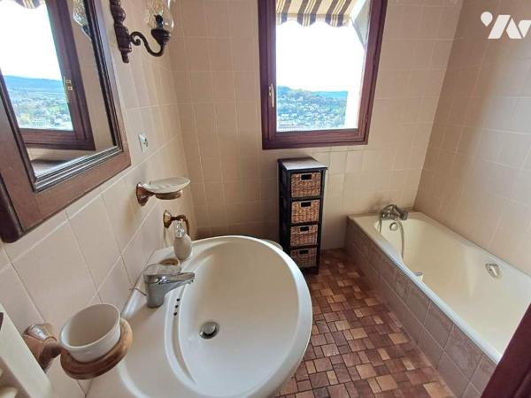 Maison de ville ANCIENNE avec garage et jardin