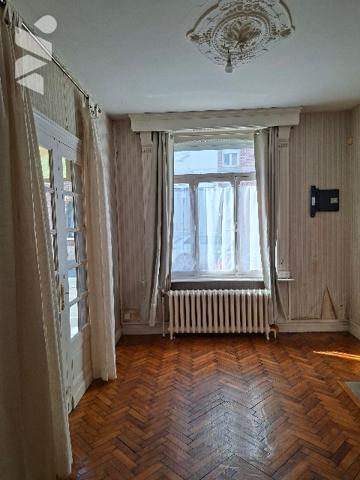 Maison de ville avec garage – Beaux volumes et fort potentiel