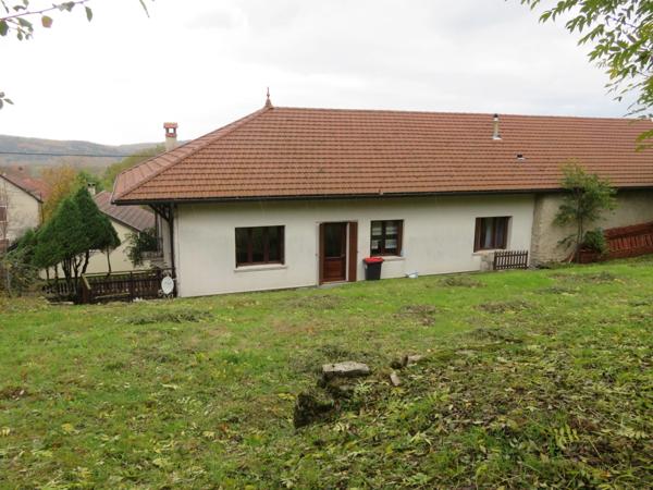 Maison à vendre 9 pièces de 218 m² plus 230 m² de dépendances à HOSTIAS (01) sur un terrain de 2359 m²