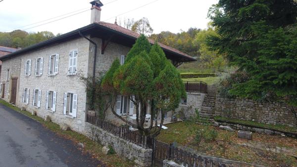 Maison à vendre 9 pièces de 218 m² plus 230 m² de dépendances à HOSTIAS (01) sur un terrain de 2359 m²