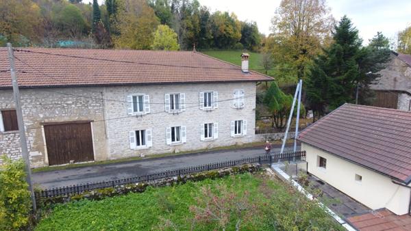 Maison à vendre 9 pièces de 218 m² plus 230 m² de dépendances à HOSTIAS (01) sur un terrain de 2359 m²