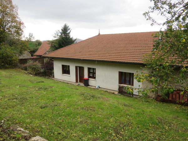 Maison à vendre 9 pièces de 218 m² plus 230 m² de dépendances à HOSTIAS (01) sur un terrain de 2359 m²