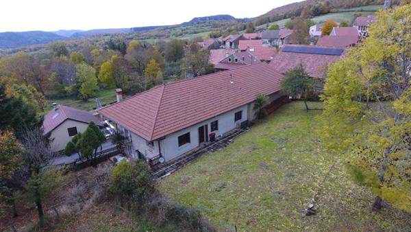 Maison à vendre 9 pièces de 218 m² plus 230 m² de dépendances à HOSTIAS (01) sur un terrain de 2359 m²