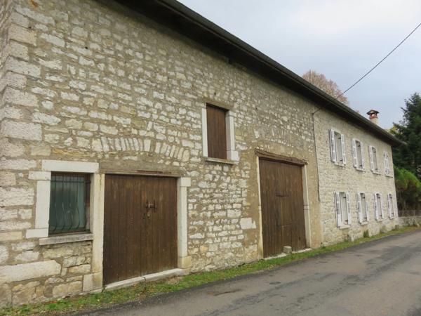 Maison à vendre 9 pièces de 218 m² plus 230 m² de dépendances à HOSTIAS (01) sur un terrain de 2359 m²