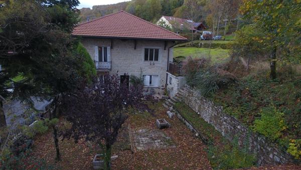 Maison à vendre 9 pièces de 218 m² plus 230 m² de dépendances à HOSTIAS (01) sur un terrain de 2359 m²