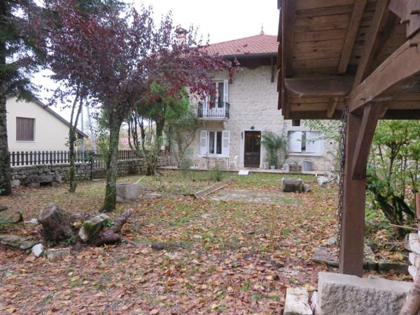 Maison à vendre 9 pièces de 218 m² plus 230 m² de dépendances à HOSTIAS (01) sur un terrain de 2359 m²