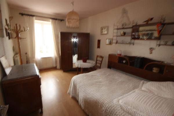 Maison à vendre 9 pièces de 218 m² plus 230 m² de dépendances à HOSTIAS (01) sur un terrain de 2359 m²