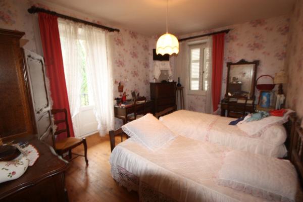 Maison à vendre 9 pièces de 218 m² plus 230 m² de dépendances à HOSTIAS (01) sur un terrain de 2359 m²