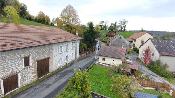 Maison à vendre 9 pièces de 218 m² plus 230 m² de dépendances à HOSTIAS (01) sur un terrain de 2359 m²