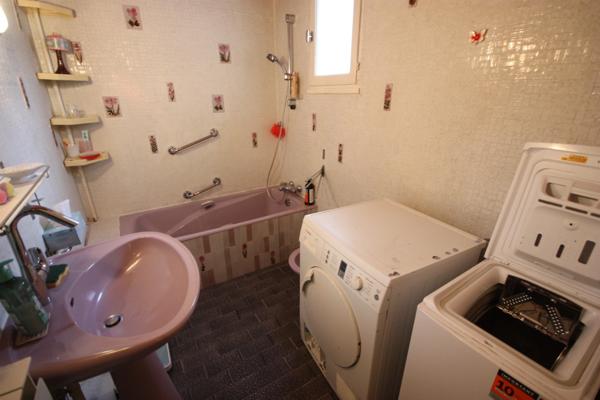 Maison à vendre 9 pièces de 218 m² plus 230 m² de dépendances à HOSTIAS (01) sur un terrain de 2359 m²