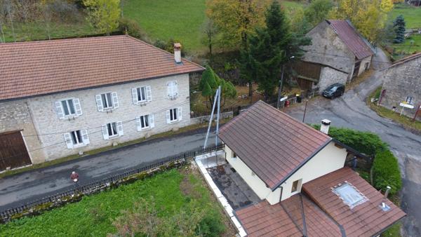 Maison à vendre 9 pièces de 218 m² plus 230 m² de dépendances à HOSTIAS (01) sur un terrain de 2359 m²