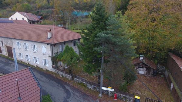 Maison à vendre 9 pièces de 218 m² plus 230 m² de dépendances à HOSTIAS (01) sur un terrain de 2359 m²