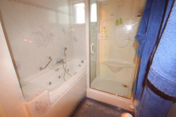 Maison à vendre 9 pièces de 218 m² plus 230 m² de dépendances à HOSTIAS (01) sur un terrain de 2359 m²