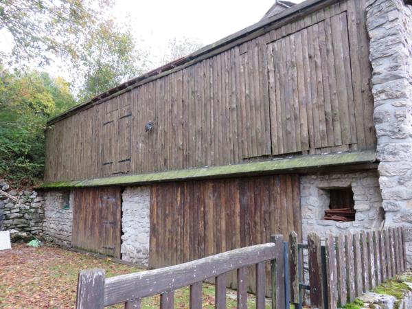 Maison à vendre 9 pièces de 218 m² plus 230 m² de dépendances à HOSTIAS (01) sur un terrain de 2359 m²