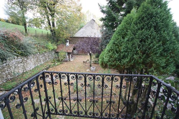 Maison à vendre 9 pièces de 218 m² plus 230 m² de dépendances à HOSTIAS (01) sur un terrain de 2359 m²