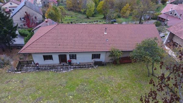 Maison à vendre 9 pièces de 218 m² plus 230 m² de dépendances à HOSTIAS (01) sur un terrain de 2359 m²