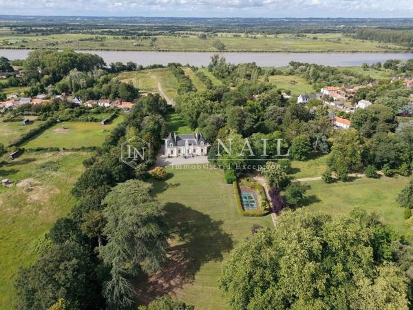 Élégant château et son parc arboré avec dépendances, proche de Nantes, en bordure de Loire