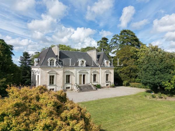 Élégant château et son parc arboré avec dépendances, proche de Nantes, en bordure de Loire