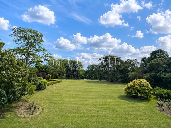 Élégant château et son parc arboré avec dépendances, proche de Nantes, en bordure de Loire