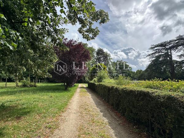 Élégant château et son parc arboré avec dépendances, proche de Nantes, en bordure de Loire