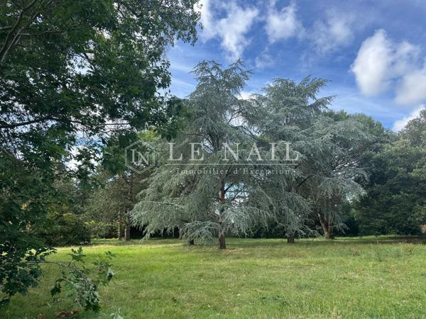 Élégant château et son parc arboré avec dépendances, proche de Nantes, en bordure de Loire