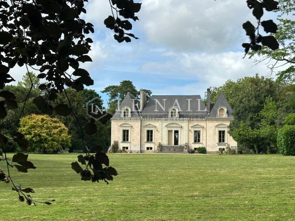 Élégant château et son parc arboré avec dépendances, proche de Nantes, en bordure de Loire