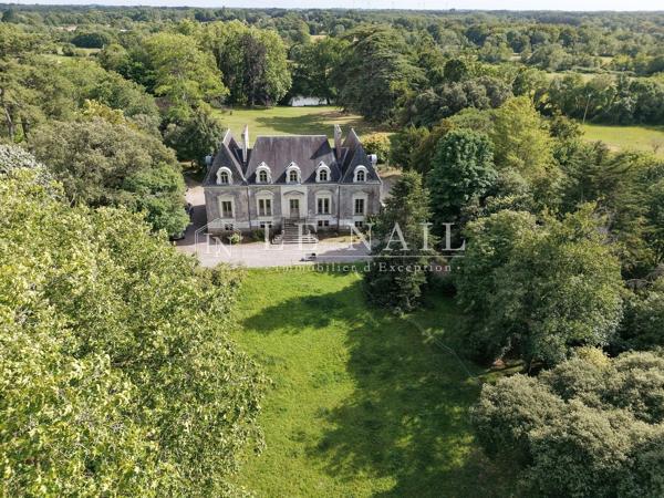 Élégant château et son parc arboré avec dépendances, proche de Nantes, en bordure de Loire