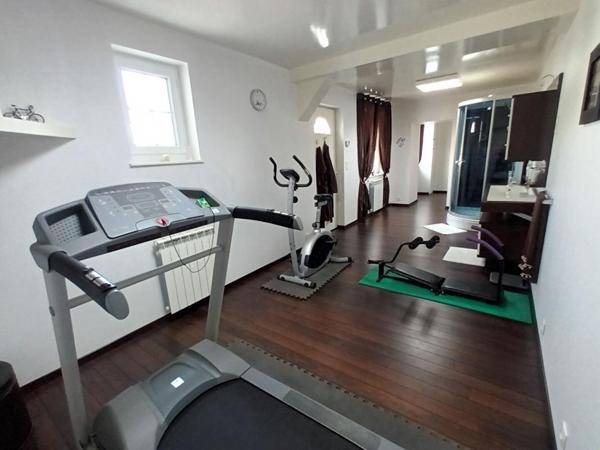 Très grande maison avec studio indépendant, piscine,, jardin et puits