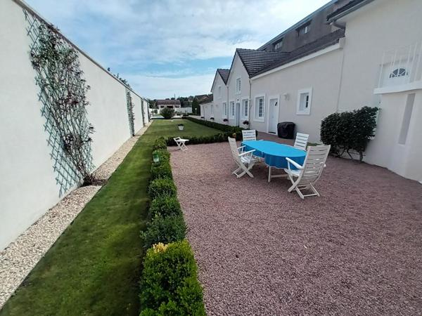 Très grande maison avec studio indépendant, piscine,, jardin et puits