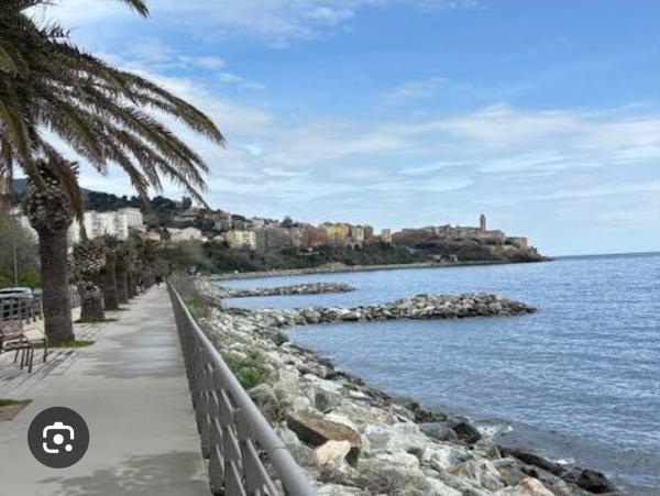 Bastia (20200) T2 rénové à Bastia - Proche mer, transports et commerces...