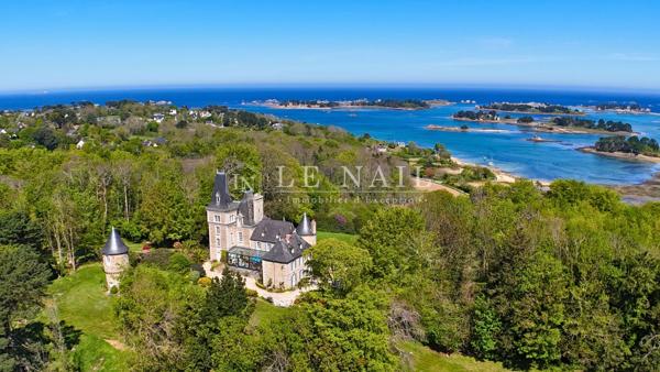 Exceptionnelle propriété avec magnifique vue sur la mer en Bretagne