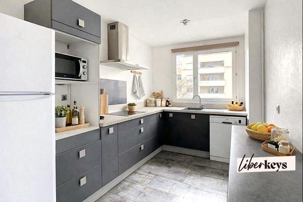 Caluire-et-Cuire, Saint-Clair : T3 lumineux 80m², pièce de vie 40m², loggia, parking et cave