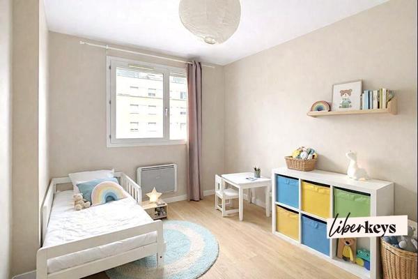 Caluire-et-Cuire, Saint-Clair : T3 lumineux 80m², pièce de vie 40m², loggia, parking et cave