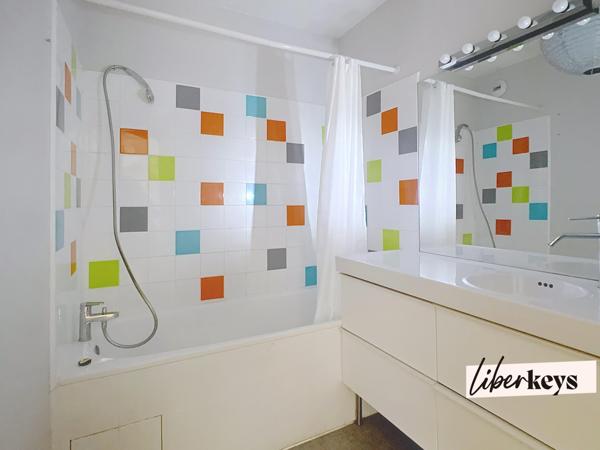 Caluire-et-Cuire, Saint-Clair : T3 lumineux 80m², pièce de vie 40m², loggia, parking et cave