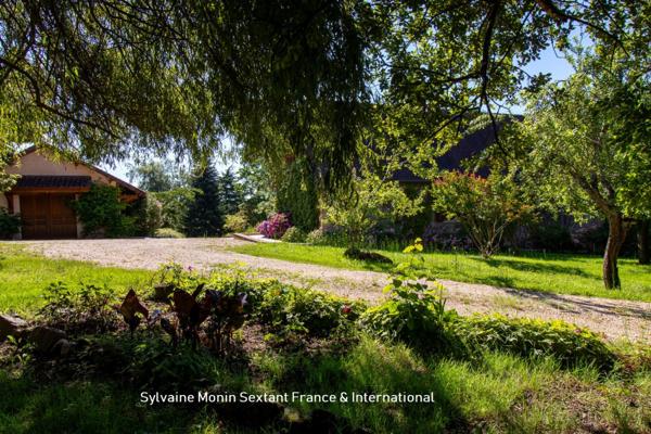 Superbe périgourdine au calme absolu, sans voisins, avec piscine et jardin de charme