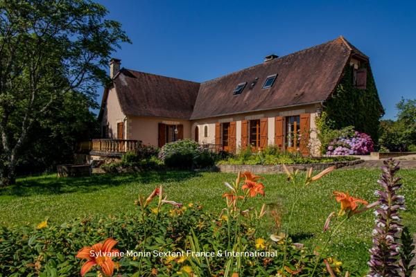 Superbe périgourdine au calme absolu, sans voisins, avec piscine et jardin de charme