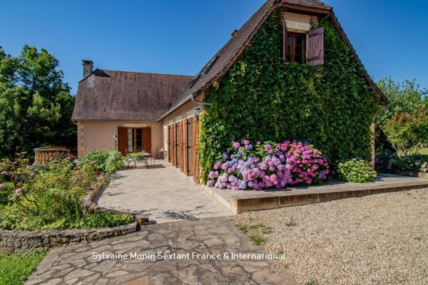 Superbe périgourdine au calme absolu, sans voisins, avec piscine et jardin de charme