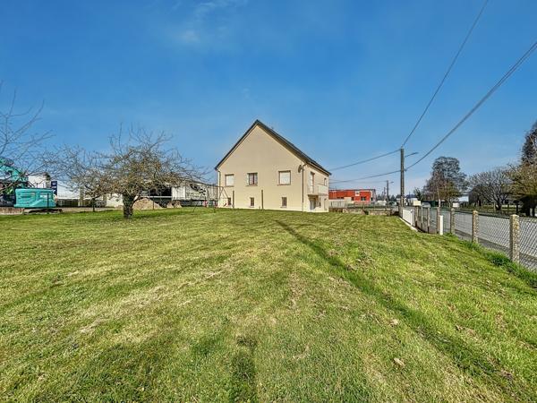 Sur la commune dynamique de Mordelles, à proximité des commerces et arrêts de bus, vous apprécierez les volumes et le standing de cette jolie maison de 184m2.