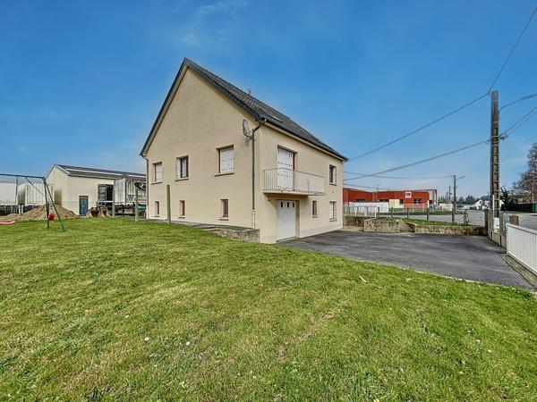 Sur la commune dynamique de Mordelles, à proximité des commerces et arrêts de bus, vous apprécierez les volumes et le standing de cette jolie maison de 184m2.