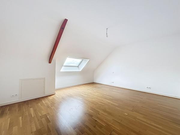 Sur la commune dynamique de Mordelles, à proximité des commerces et arrêts de bus, vous apprécierez les volumes et le standing de cette jolie maison de 184m2.