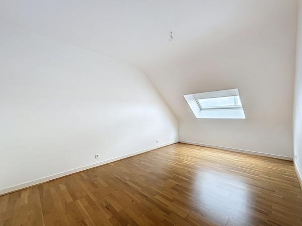 Sur la commune dynamique de Mordelles, à proximité des commerces et arrêts de bus, vous apprécierez les volumes et le standing de cette jolie maison de 184m2.