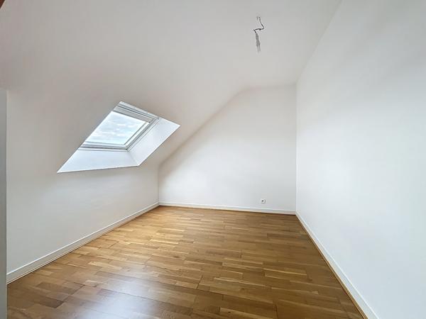 Sur la commune dynamique de Mordelles, à proximité des commerces et arrêts de bus, vous apprécierez les volumes et le standing de cette jolie maison de 184m2.