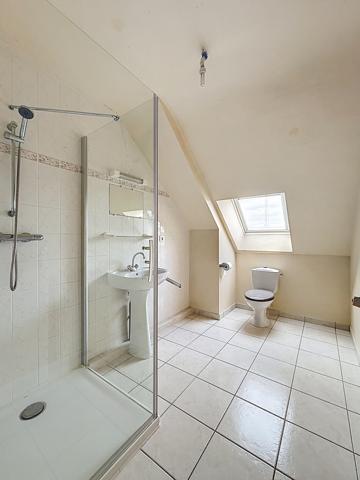 Sur la commune dynamique de Mordelles, à proximité des commerces et arrêts de bus, vous apprécierez les volumes et le standing de cette jolie maison de 184m2.