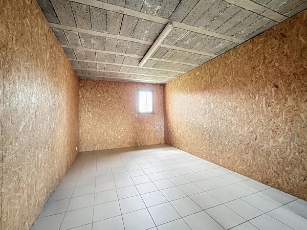 Sur la commune dynamique de Mordelles, à proximité des commerces et arrêts de bus, vous apprécierez les volumes et le standing de cette jolie maison de 184m2.