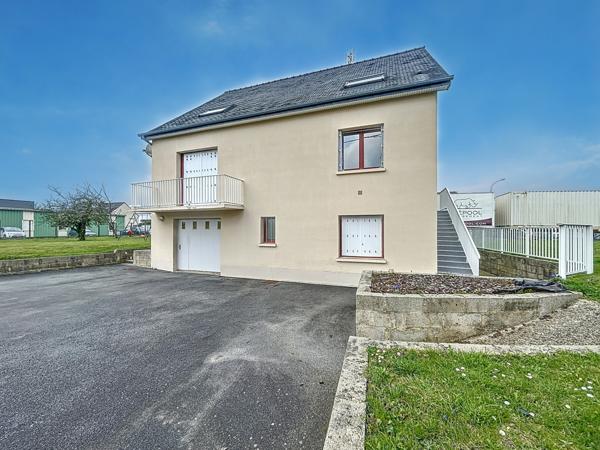 Sur la commune dynamique de Mordelles, à proximité des commerces et arrêts de bus, vous apprécierez les volumes et le standing de cette jolie maison de 184m2.