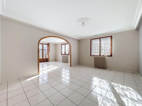 Sur la commune dynamique de Mordelles, à proximité des commerces et arrêts de bus, vous apprécierez les volumes et le standing de cette jolie maison de 184m2.