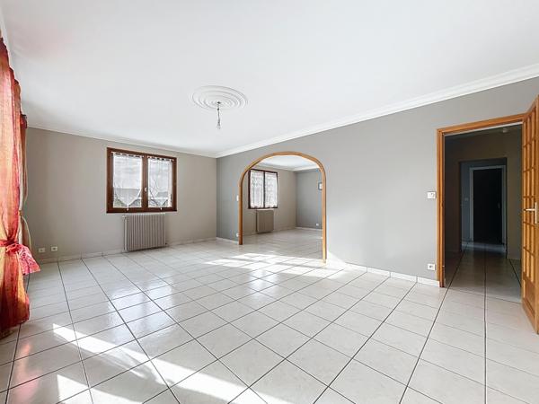 Sur la commune dynamique de Mordelles, à proximité des commerces et arrêts de bus, vous apprécierez les volumes et le standing de cette jolie maison de 184m2.