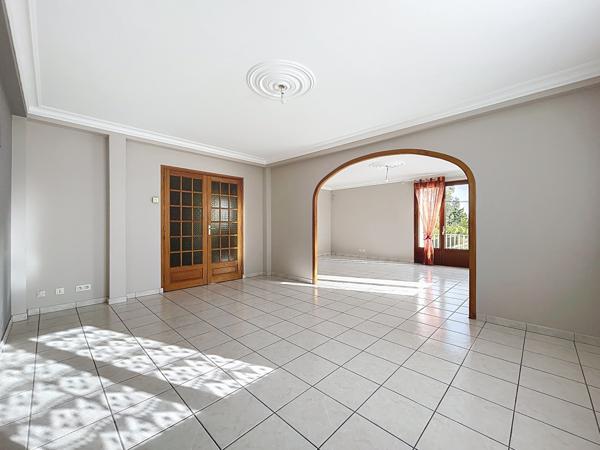 Sur la commune dynamique de Mordelles, à proximité des commerces et arrêts de bus, vous apprécierez les volumes et le standing de cette jolie maison de 184m2.