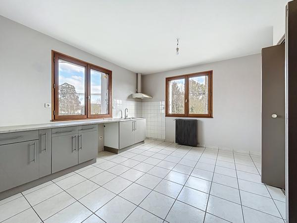 Sur la commune dynamique de Mordelles, à proximité des commerces et arrêts de bus, vous apprécierez les volumes et le standing de cette jolie maison de 184m2.